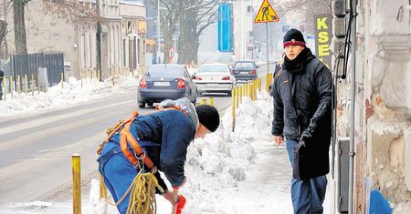 Płacą za śliskie chodniki i dziury w jezdniach
