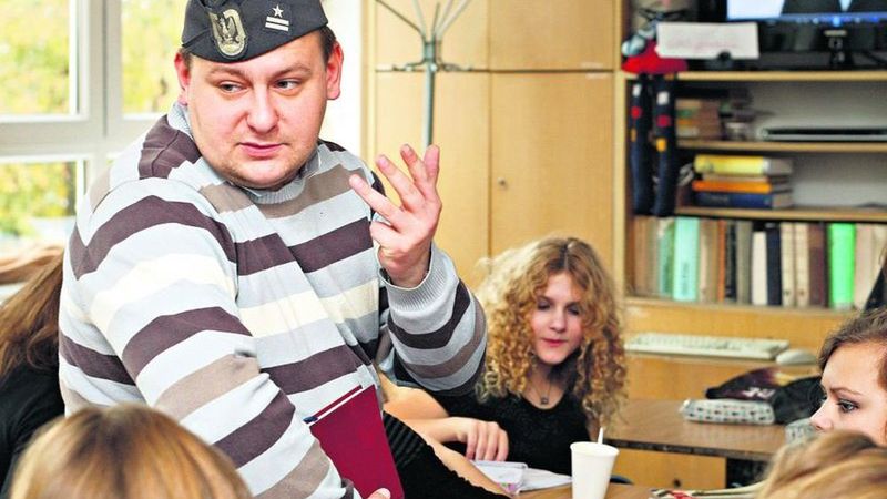 Ks. Marcin Maślak z III LO we Wrocławiu nie boi się dyskusji ani żartów z uczniami
