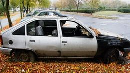 Przy ul. Karkonoskiej w Legnicy od dwóch lat stoi stary opel, zagracający parking