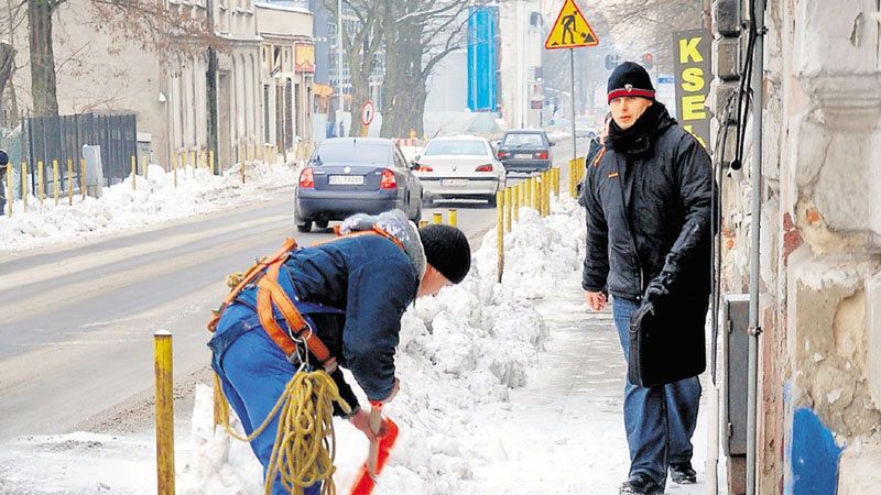 Łamiąc rękę lub nogę na śliskim chodniku można ubiegać się o odszkodowanie