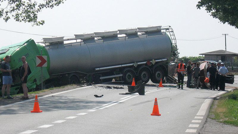 Czworo łodzian zginęło pod Kutnem - na na drodze krajowej nr 60 czołowo zderzyło się osobowe volvo z ciężarową scanią - cysterną.