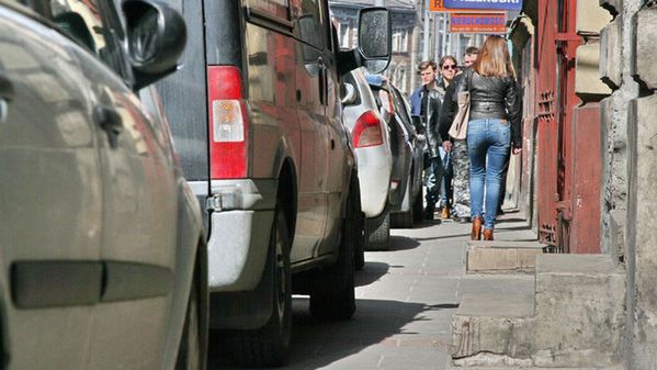 Chodniki ulicy Kalwaryjskiej są często zastawiane przez źle zaparkowane auta