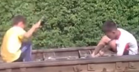 Dyktator zmusza dzieci do ciężkich robót. Szokujący film