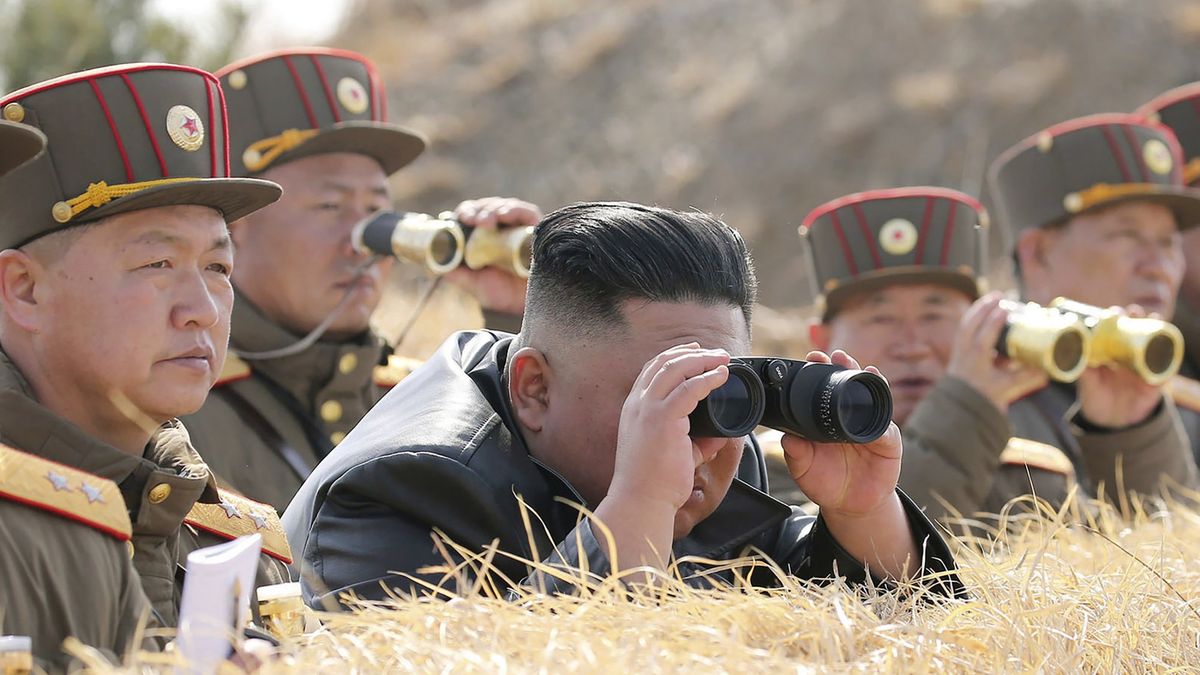 Korea Północna. Kim Dzong Un nadzoruje próbę rakietową