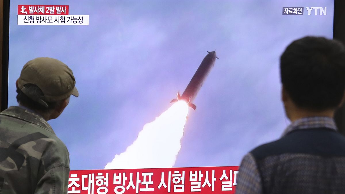 김정은 국무위원장이 19일 오전 평양 백화원 영빈관에서 '9월 평양공동선언' 발표 중 안경을 만지고 있다. 2018.9.19.평양사진공동취재단