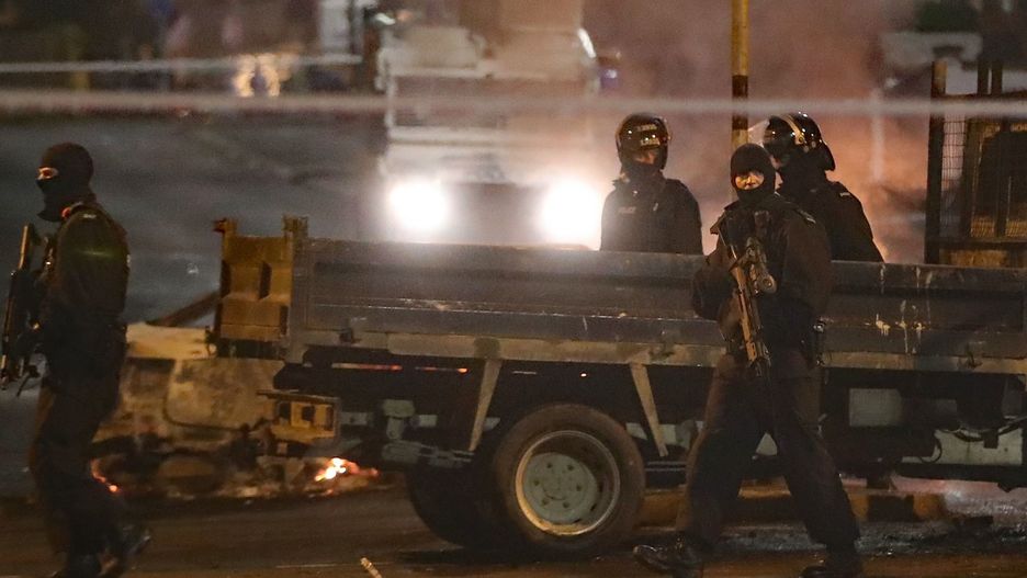 Uzbrojeni policjanci podczas zamieszek w Derry