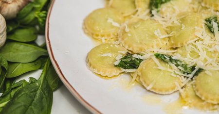 Błyskawiczne mini pierożki z ricottą i szpinakiem. Urocze, proste w przygotowaniu i pyszne