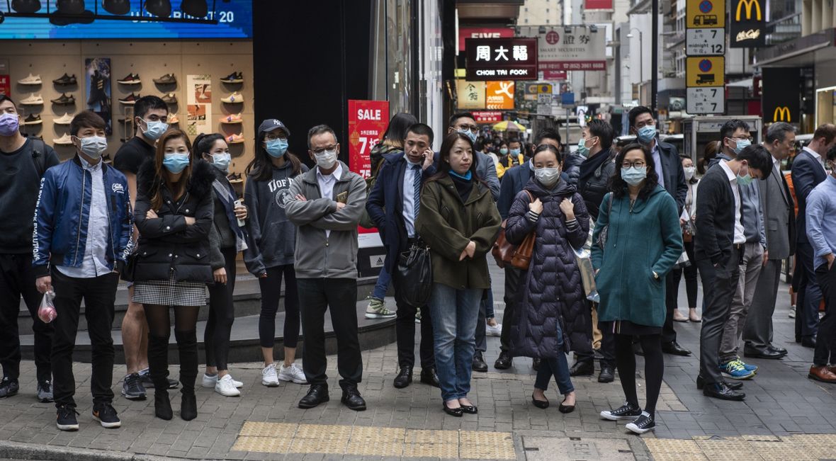Przechodnie na ulicach Hong Kongu, w maseczkach ochronnych 