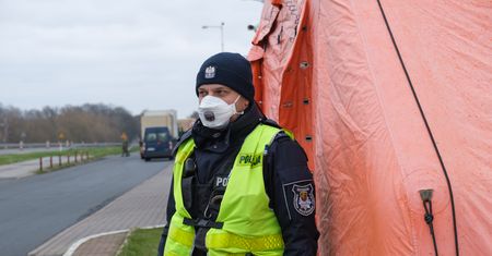Koronawirus w Polsce. Policja pracy ma coraz więcej. Ekspert: dadzą radę