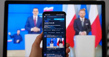 Koronawirus w Polsce. Rząd wprowadza kolejne obostrzenia. Psycholog radzi, jak podejść do nowej sytuacji