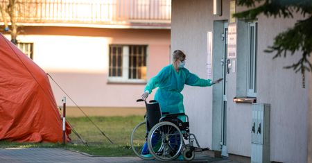 Koronawirus w Polsce. Niepełnosprawni siedzą w domach. Rehabilitacje odwołano