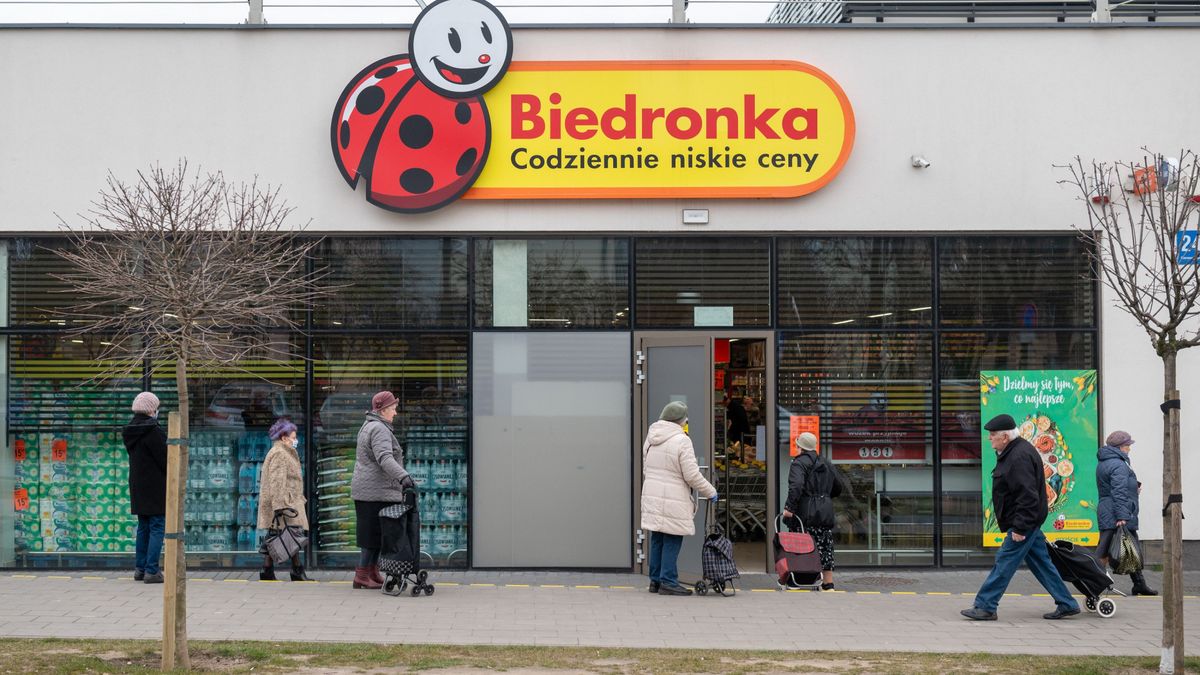 Koronawirus w Polsce. Kolejka pod jednym ze sklepów Biedronka