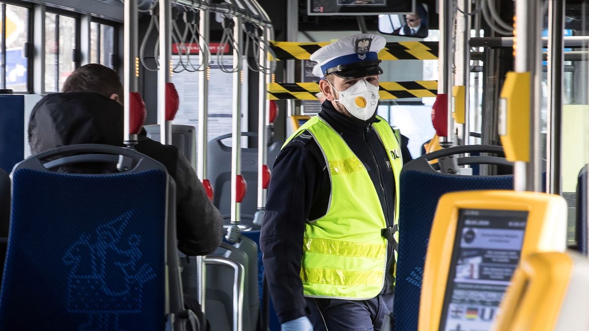 Koronawirus w Polsce. Policja kontroluje autobusy w Krakowie