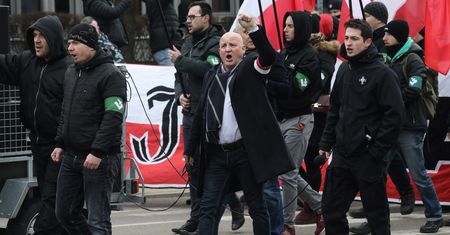 Marsz narodowców w Hajnówce. Policja musiała oddzielać demonstrantów