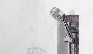 Jak umyć kabinę prysznicową? Oto prosty sposób
