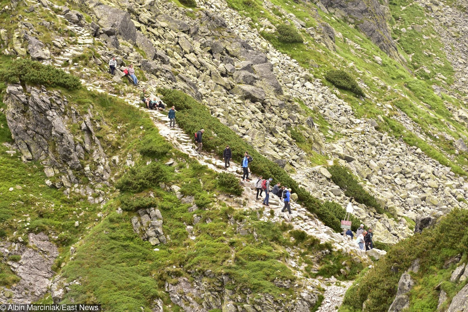 Tatry. Trzy osoby rażone piorunem podczas burzy na Hali Gąsienicowej. TOPR w akcji