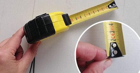 Każda miarka ma ruchomą, metalową końcówkę. Jest przydatna, choć może o tym nie wiesz