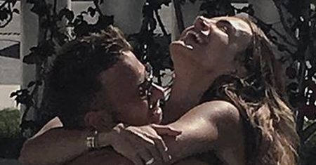 Sara i Artur Borucowie w romantycznym uścisku nad basenem. Zdjęcie wygląda jak plakat z filmu