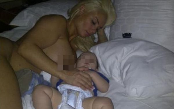 Naturalność czy ohyda? Coco Austin nago z niemowlakiem!