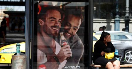 Reklamy Coca-Coli z homoseksualnymi parami. Oburzenie w sieci