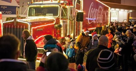 Świąteczne ciężarówki Coca-Coli jadą jutro w Polskę. Sprawdź, gdzie się zatrzymają