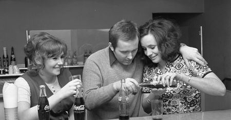 "Imperializm w płynie" w Polsce od 46 lat. Zobacz, jak wyglądały początki Coca-Coli w naszym kraju