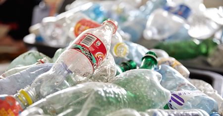 Coca-cola nadal w plastikowych butelkach. Firma nie zrezygnuje z tych opakowań