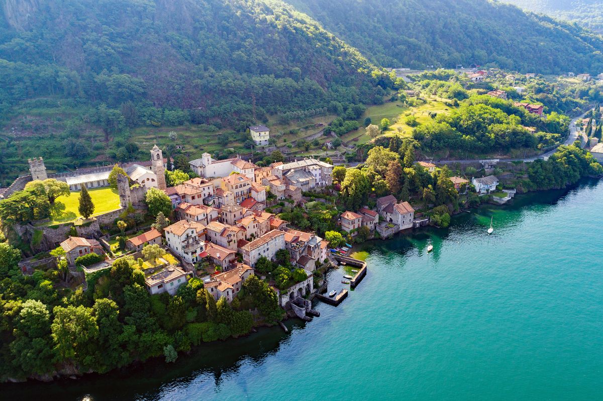 Włochy. Corenno Plinio nad jeziorem Como to jedno z piękniejszych miast. Turyści będą płacić za wstęp