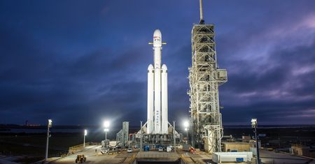 NA ŻYWO! Testowy lot największej obecnie rakiety kosmicznej Falcon Heavy