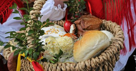 Co włożyć do koszyka ze święconką? Jakie produkty powinny się tam znaleźć w Wielką Sobotę?