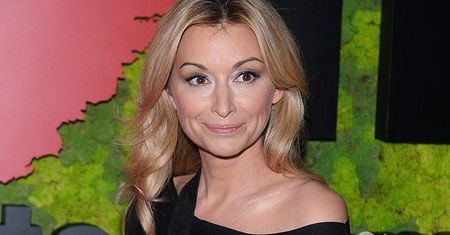 Bardzo szczupła Martyna Wojciechowska z temblakiem na Balu TVN 2016. Widać jeszcze blizny