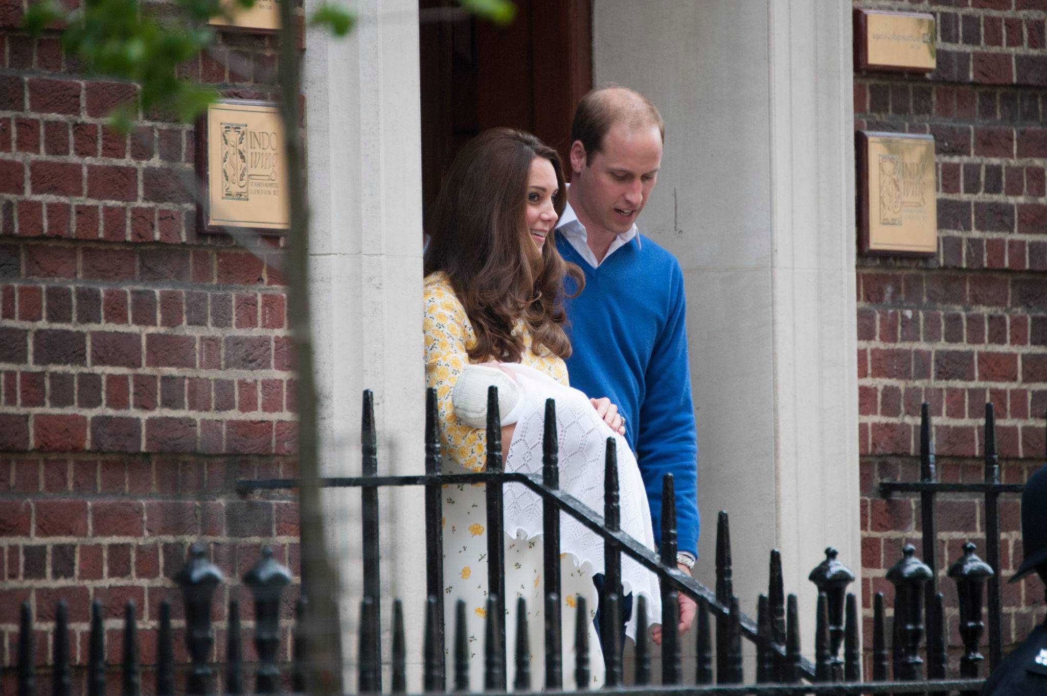Księżna Kate i książę William z księżniczką Charlotte przed wejściem do St. Mary's Hospital Lindo Wing