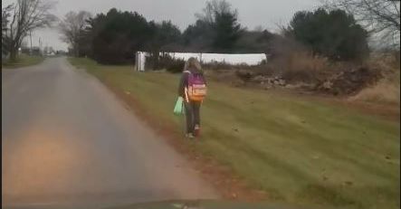 USA: Ojciec kazał córce iść do szkoły 8 kilometrów, a on za nią jechał i nagrywał. To kara za znęcanie się nad kolegami w szkole