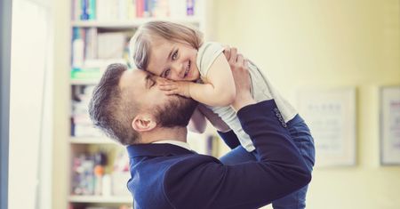 Ojciec pocałował w usta pięcioletnią córeczkę. To jego forma apelu do społeczeństwa