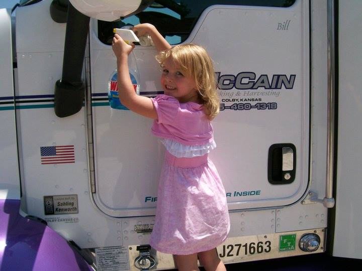 Spełnił prośbę córki. Cały dzień opiekował się jej lalką