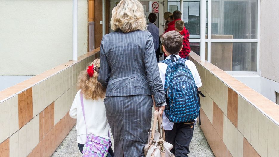 Kobieta zapisała dzieci na wszystkie możliwe kółka pozalekcyjne
