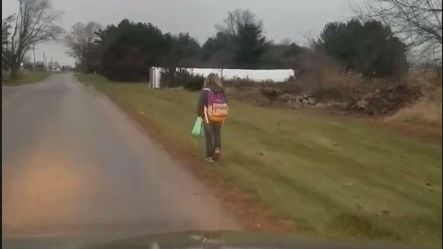 USA: Ojciec kazał córce iść do szkoły 8 kilometrów, a on za nią jechał i nagrywał. To kara za znęcanie się nad kolegami