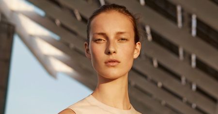 Surowa i minimalistyczna moda w wydaniu marki COS