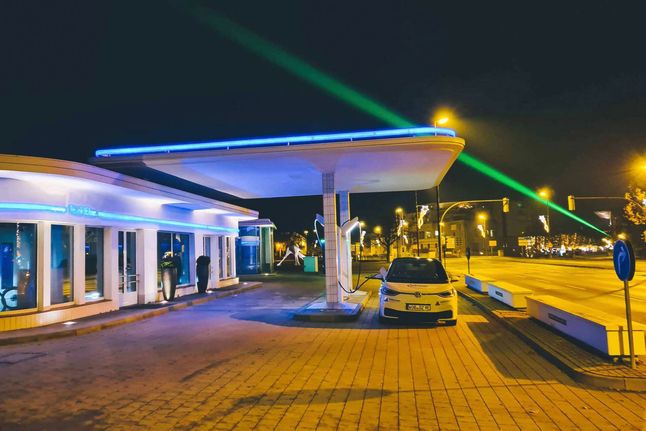 Wymowny obrazek. Stacja benzynowa w Niemczech przerobiona na stację ładowania aut elektrycznych (fot. Volkswagen)