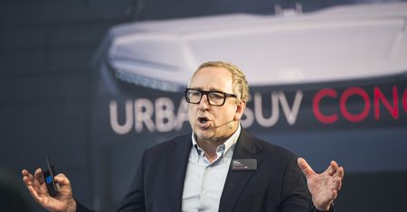 Nie będzie pchania elektryków "na siłę" - mówi dyrektor japońskiego giganta