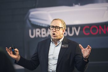 Nie będzie pchania elektryków "na siłę" - mówi dyrektor japońskiego giganta