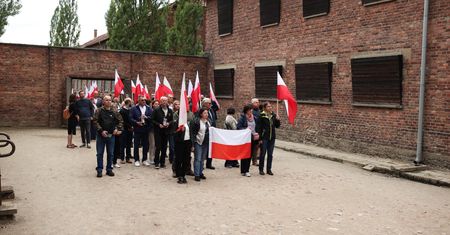 Obchody pamięci w Auschwitz. Ludzie Brauna nie zostali wpuszczeni