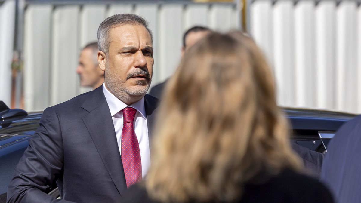 Turkish Foreign Minister Hakan Fidan (L) arrives for the informal 5+1 Meeting on Cyprus at the European headquarters of the United Nations in Geneva, Switzerland, 18 March 2025. The informal 5+1 meeting on Cyprus, which is being held on 17 and 18 March, in the context of the Secretary General's office's efforts on the Cyprus issue. EPA/SALVATORE DI NOLFI Dostawca: PAP/EPA.