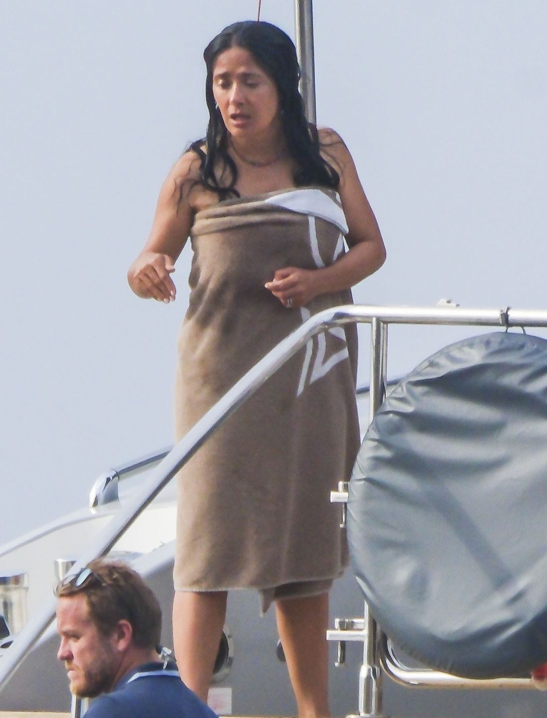 Salma Hayek dokazuje z rodzinką na jachcie