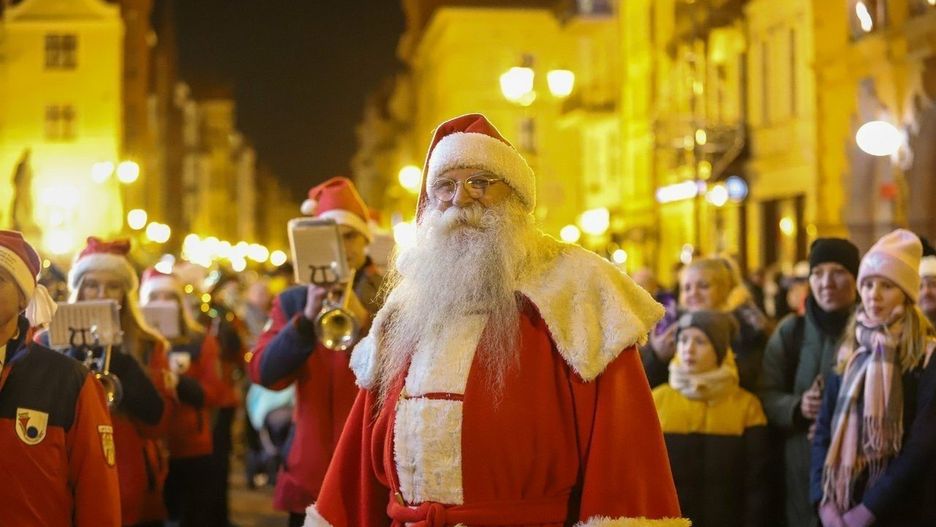 Tak wyglądał Jarmark Bożonarodzeniowy w Toruniu w roku minionym i poprzednim. Obecnie chętnych w całym kraju by na niego przyjechać w ramach wycieczki nie brakuje. Tym bardziej, że to zawsze wyjazdy połączone z dodatkowymi atrakcjami. Na takiej turystyce zarabia całe miasto: muzea, handel, gastronomia.
