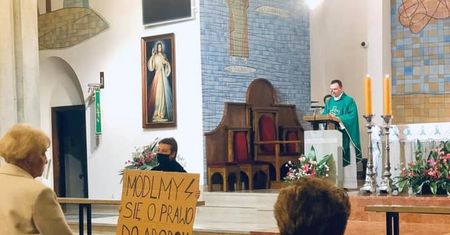 Strajk Kobiet w sprawie aborcji. Niszczone fasady kościołów, zakłócane msze w Warszawie