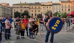 Kolejne manifestacje w obronie wolności słowa bez dużej frekwencji. W czwartek KRRiT ma zająć się koncesją dla TVN24