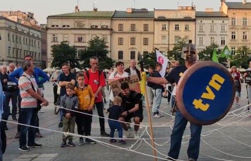 Kolejne manifestacje w obronie wolności słowa bez dużej frekwencji. W czwartek KRRiT ma zająć się koncesją dla TVN24