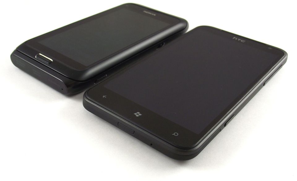 HTC Titan a Sensation i 7 Trophy, Nokia N9 i E7 oraz Samsung Wave - porównanie wielkości i wyglądu 16