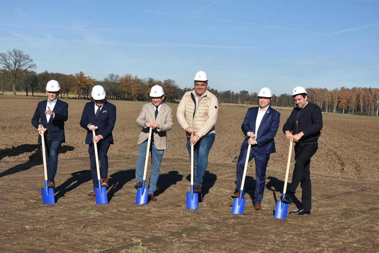 Wrocław: Największy park fotowoltaiczny w Polsce powstaje pod miastem. Będzie tak duży, jak 360 boisk piłkarskich. W ilu domach zapewni prąd?